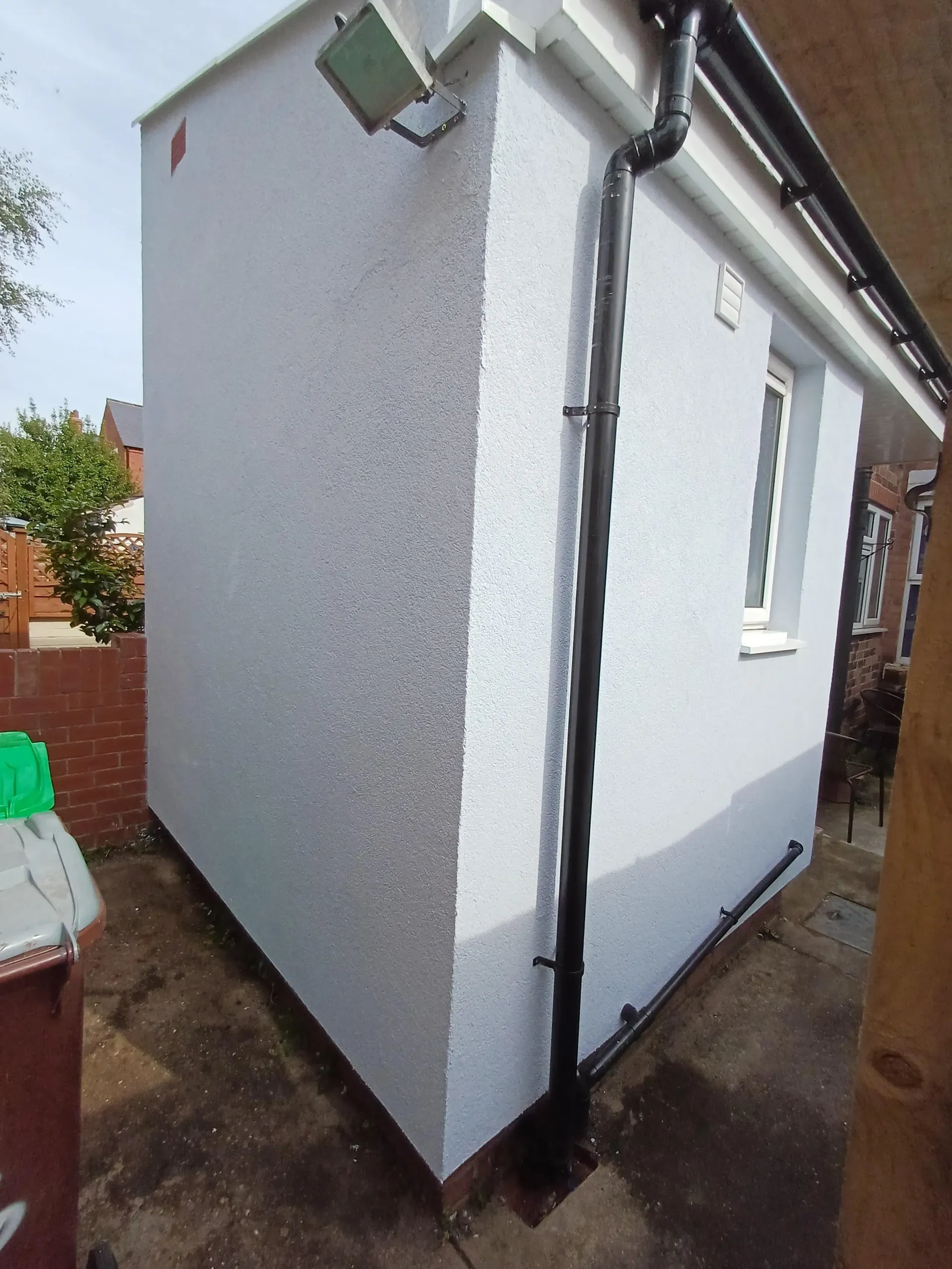 Rear extension finished in smooth light-grey external render